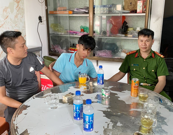 Nam sinh bỏ lại mảnh giấy và dép trên cầu rồi mất tích đã được tìm thấy - Ảnh 1.