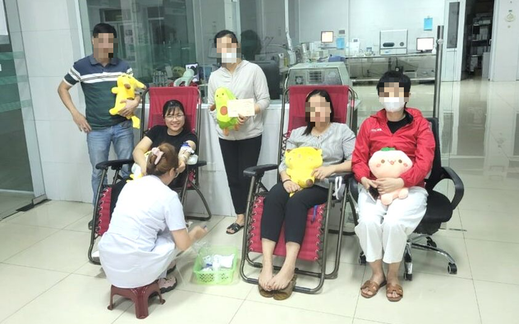 Vượt hàng chục cây số trong đêm, 5 tình nguyện viên có nhóm máu cực hiếm hiến máu cứu sản phụ nguy kịch