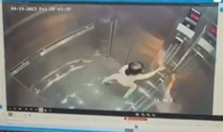 Bà cố gắng giải cứu cháu gái bị mắc kẹt trong thang máy ở Hà Nội - Ảnh 1. Bà cố gắng giải cứu cháu gái bị mắc kẹt trong thang máy ở Hà Nội - Ảnh 1.