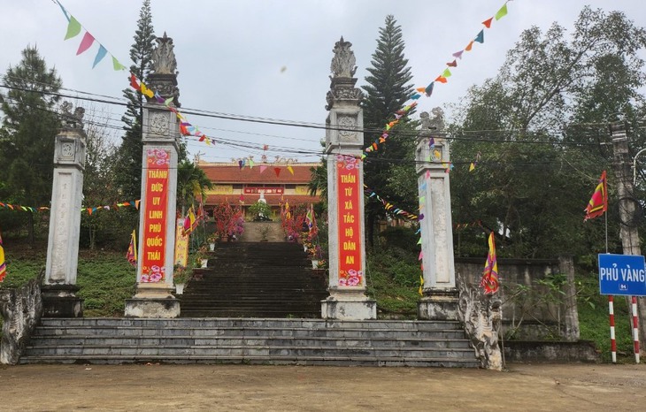 Bắt một thủ nhang khu tâm linh vì đánh bạc - Ảnh 1.