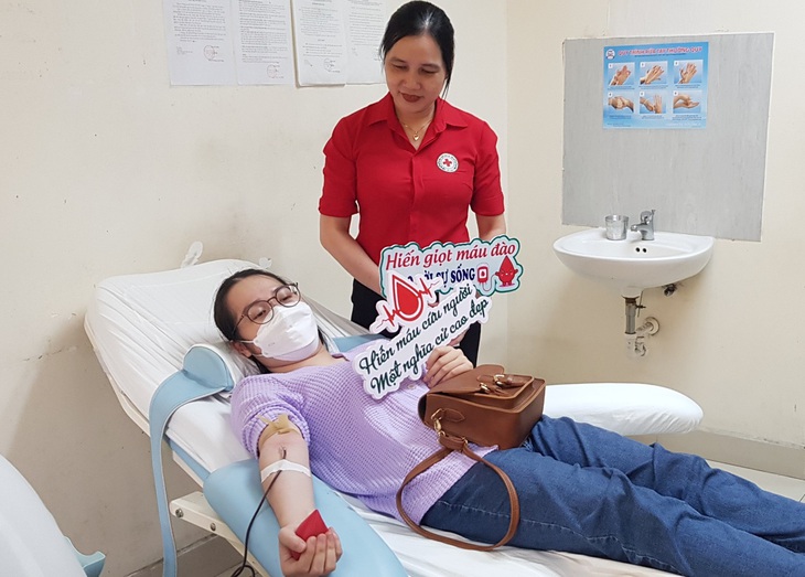 Chuyện về người phụ nữ 60 lần tình nguyện hiến máu cứu người - Ảnh 3. Chuyện về người phụ nữ 60 lần tình nguyện hiến máu cứu người - Ảnh 3.