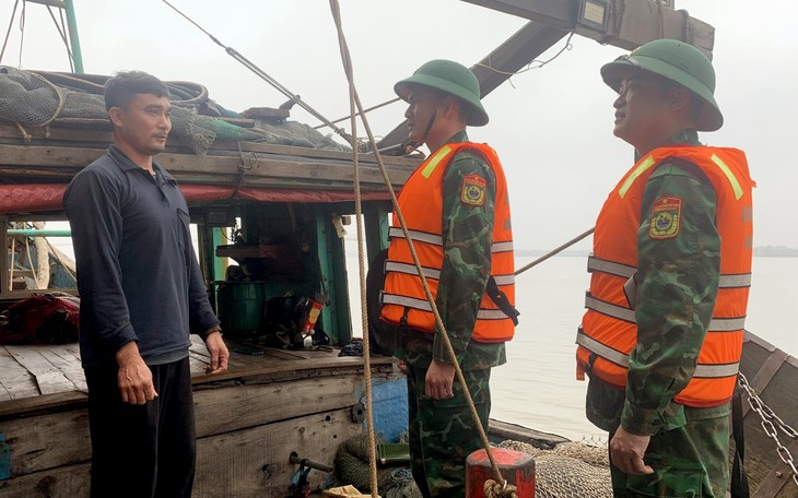 Ngư dân gặp khó khi tàu giã cào "càn quét" biển gần bờ