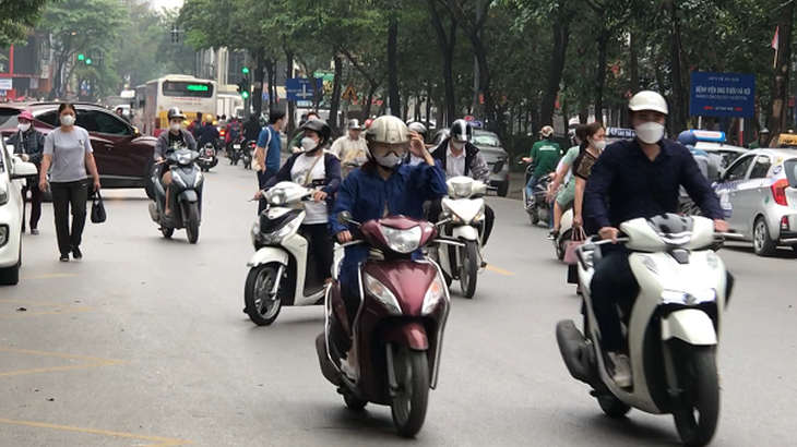 Người dân “không quên” khẩu trang trong bệnh viện - Ảnh 2.