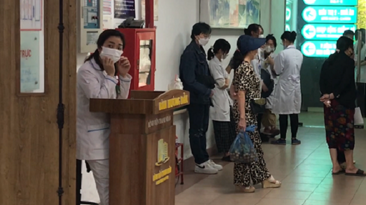 Người dân “không quên” khẩu trang trong bệnh viện - Ảnh 14.