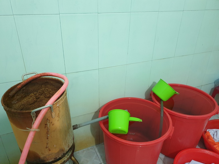 Bệnh viện gặp khó trong công tác khám, chữa bệnh vì thiếu nước sạch - Ảnh 4.