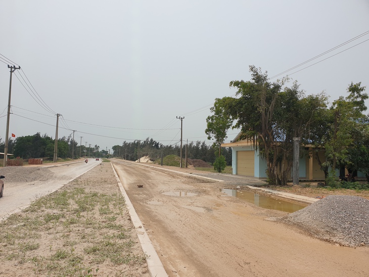 Người dân khốn khổ vì bụi đường khi nhà thầu tạm ngừng thi công - Ảnh 3. Người dân khốn khổ vì bụi đường khi nhà thầu tạm ngừng thi công - Ảnh 3.