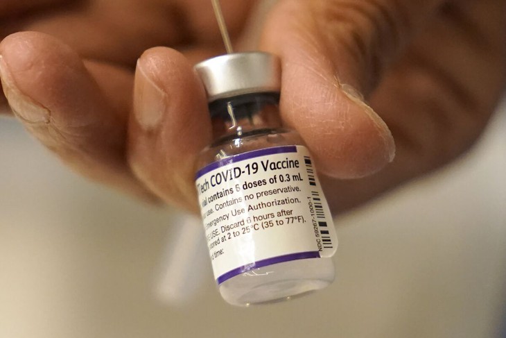 FDA cho phép tiêm liều nhắc lại COVID thứ 2 cho người lớn tuổi - Ảnh 2.