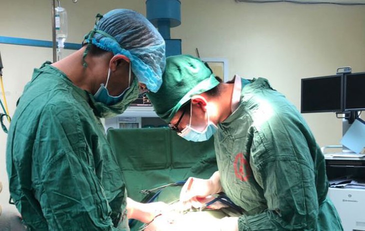 Tự ý tiêm thuốc giảm đau, người phụ nữ phải nhập viện với bàn tay sưng phù - Ảnh 1.