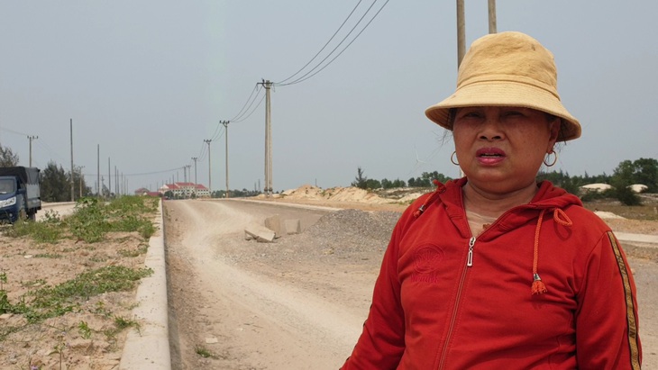 Người dân khốn khổ vì bụi đường khi nhà thầu tạm ngừng thi công - Ảnh 8. Người dân khốn khổ vì bụi đường khi nhà thầu tạm ngừng thi công - Ảnh 8.
