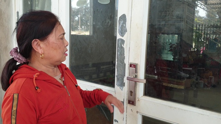 Người dân khốn khổ vì bụi đường khi nhà thầu tạm ngừng thi công - Ảnh 7. Người dân khốn khổ vì bụi đường khi nhà thầu tạm ngừng thi công - Ảnh 7.