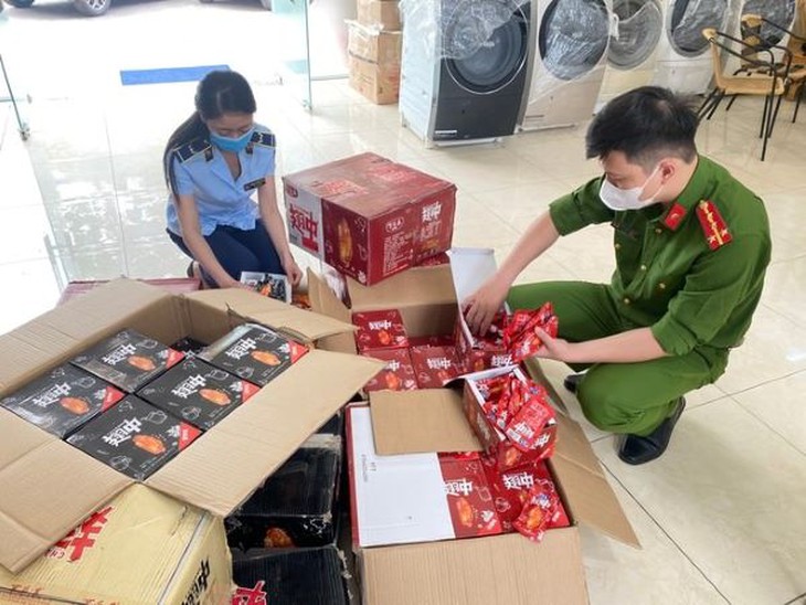 Phát hiện 900 gói xúc xích và 5.400 gói cánh gà trôi nổi sắp tiêu thụ tại cổng trường - Ảnh 2. Phát hiện 900 gói xúc xích và 5.400 gói cánh gà trôi nổi sắp tiêu thụ tại cổng trường - Ảnh 2.