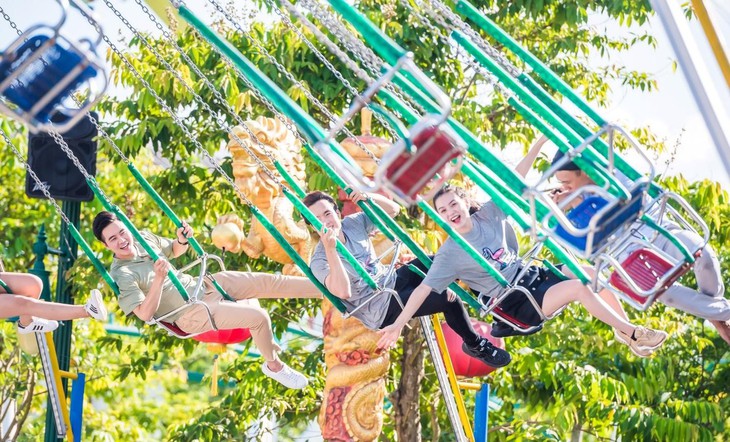 Công viên Châu Á đẹp như phim điện ảnh trong khung trời rực vàng hoa sưa - Ảnh 4.