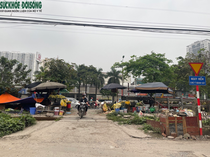 Hà Nội: Ẩn hoạ từ những đường ngang dân sinh cắt đường - Ảnh 1.