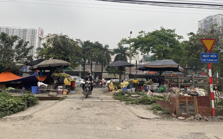 Hà Nội: Hiểm họa từ những đường ngang dân sinh cắt đường sắt