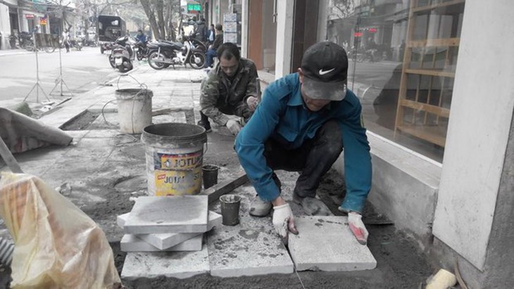 Hà Nội nêu loạt nguyên nhân khiến đá lát vỉa hè nhanh vỡ nát - Ảnh 1. Hà Nội nêu loạt nguyên nhân khiến đá lát vỉa hè nhanh vỡ nát - Ảnh 1.