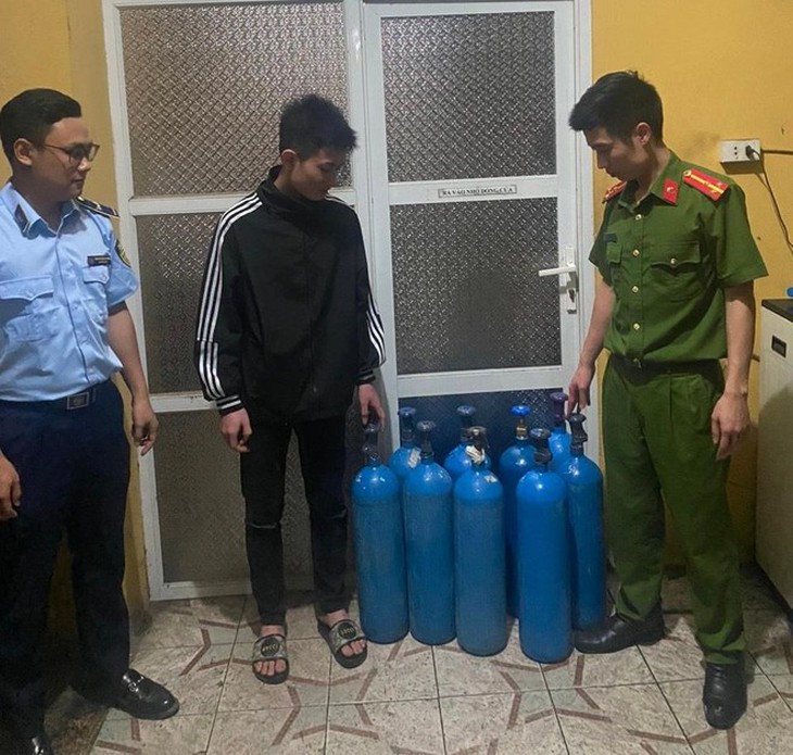 Liên tiếp phát hiện 3 vụ vận chuyển các bình "khí cười" trong khu đô thị tại Hà Nội - Ảnh 2.