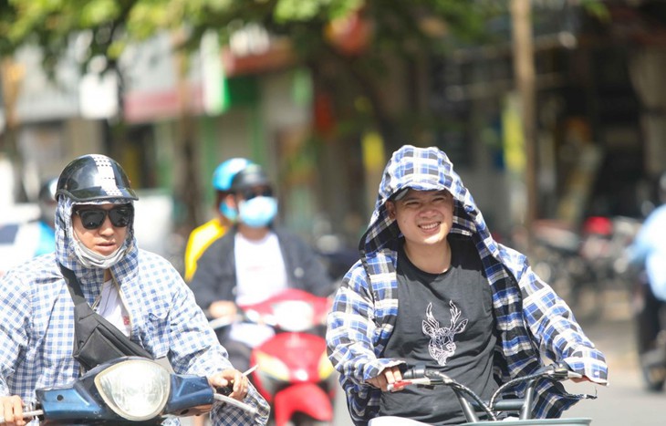 Hôm nay hàng loạt trạm đo ghi nhận nắng nóng trên 40 độ C - Ảnh 2. Hôm nay hàng loạt trạm đo ghi nhận nắng nóng trên 40 độ C - Ảnh 2.