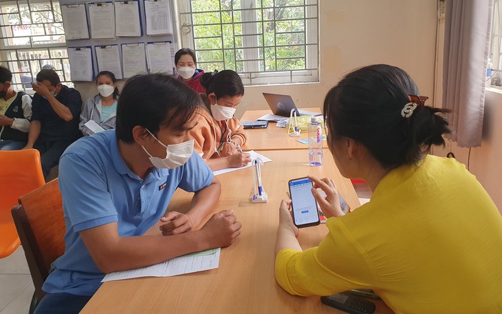 Người lao động TP.HCM xếp hàng chờ rút BHXH một lần: Lợi trước mắt mà hại lâu dài