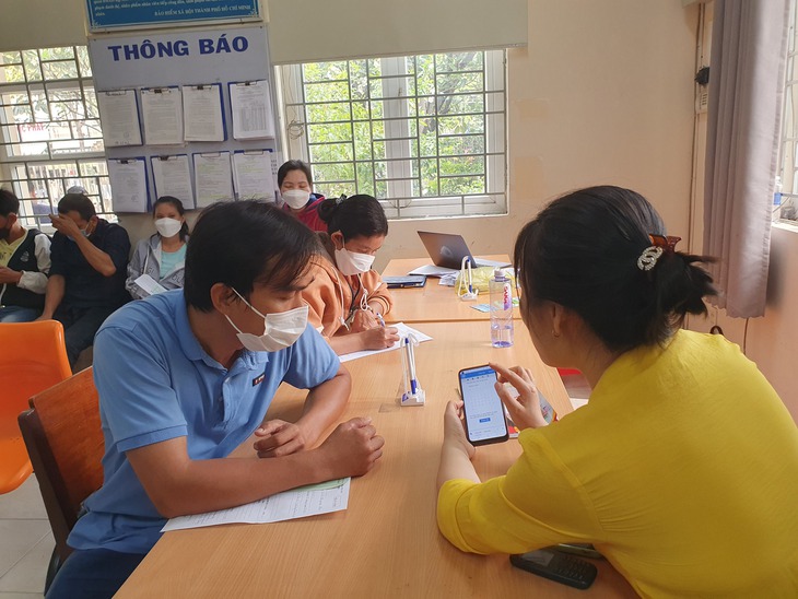 Người lao động TP.HCM xếp hàng chờ rút BHXH một lần: Lợi trước mắt mà hại lâu dài - Ảnh 1.