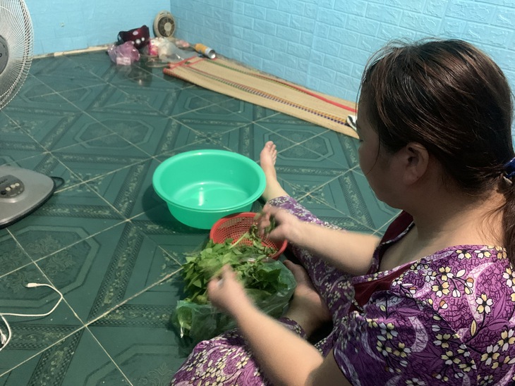 Người lao động TP.HCM xếp hàng chờ rút BHXH một lần: Lợi trước mắt mà hại lâu dài - Ảnh 2.