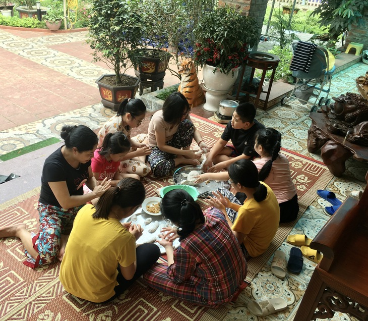 Thời tiết nóng nhưng bánh trôi, bánh chay Tết Hàn thực vẫn hút khách - Ảnh 1.
