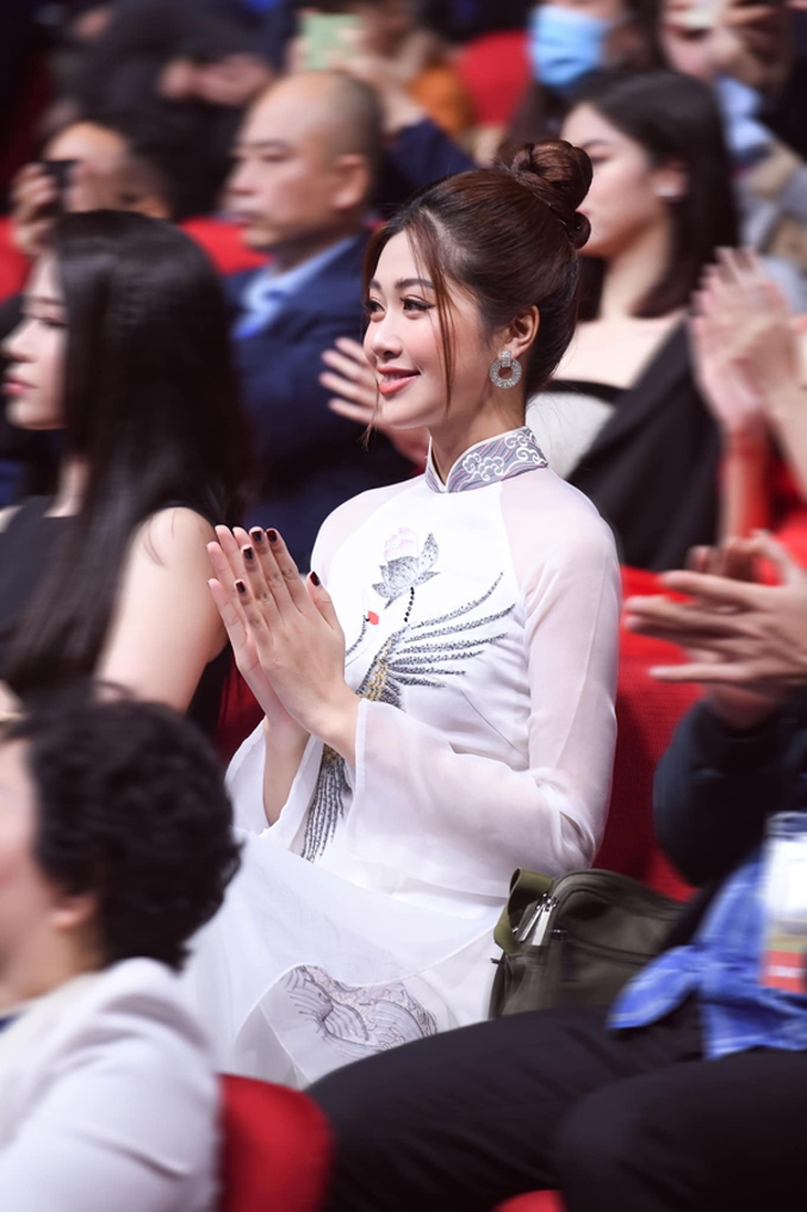 'Đối thủ' nặng ký của Đỗ Thị Hà trong Hoa hậu Việt Nam 2020: Nữ tiếp viên hàng không xinh đẹp, thông minh - Ảnh 11. 'Đối thủ' nặng ký của Đỗ Thị Hà trong Hoa hậu Việt Nam 2020: Nữ tiếp viên hàng không xinh đẹp, thông minh - Ảnh 11.