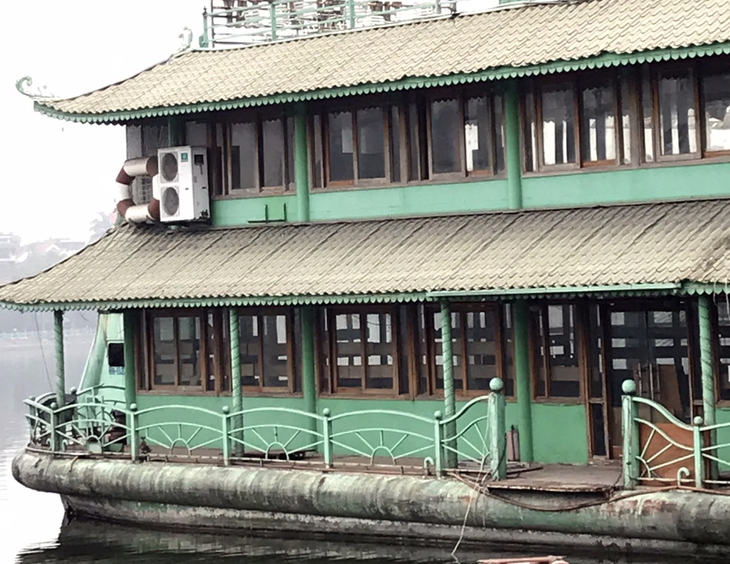 Cận cảnh 4 du thuyền còn sót lại trên Hồ Tây trước đề xuất khôi phục hoạt động kinh doanh - Ảnh 5. Cận cảnh 4 du thuyền còn sót lại trên Hồ Tây trước đề xuất khôi phục hoạt động kinh doanh - Ảnh 5.