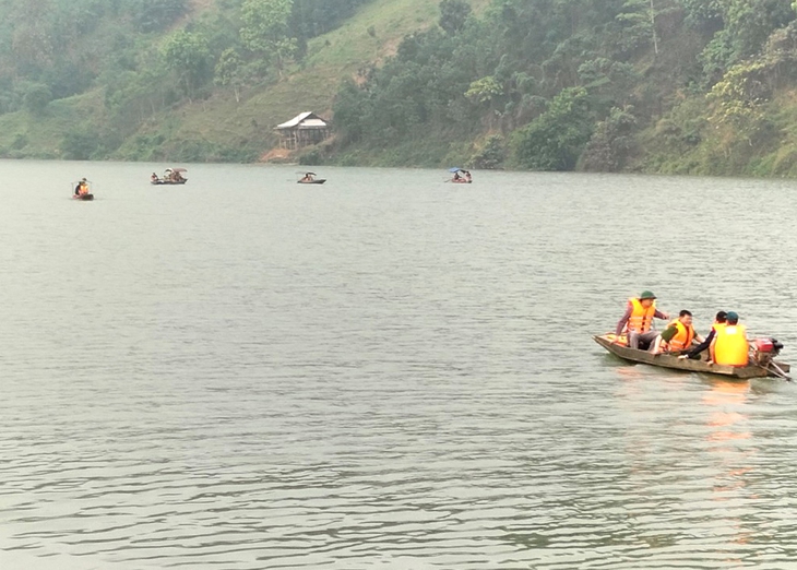 Tìm thấy 1 nạn nhân vụ lật thuyền chở nhiều người trên sông Lô - Ảnh 2. Tìm thấy 1 nạn nhân vụ lật thuyền chở nhiều người trên sông Lô - Ảnh 2.