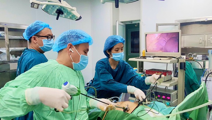 Loại bỏ khối nang gan "khủng" cho bệnh nhân 86 tuổi - Ảnh 1.