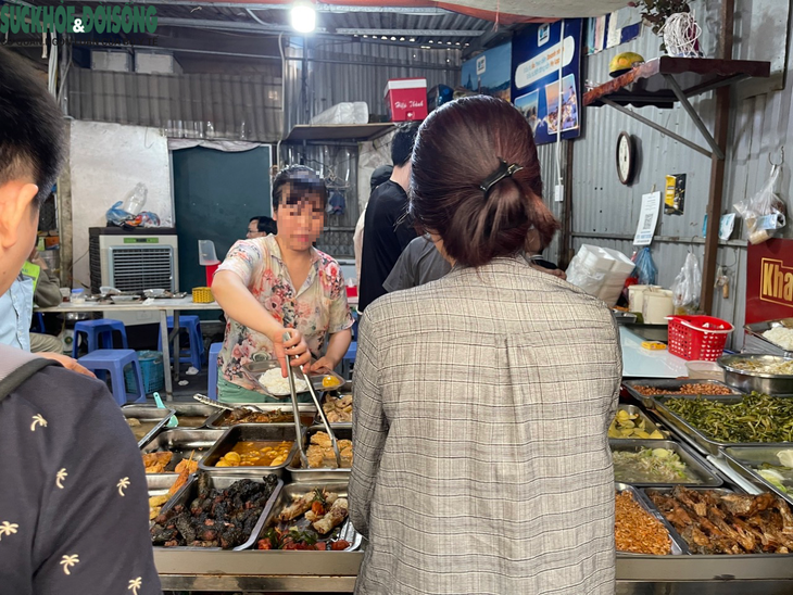 Mối lo mất vệ sinh an toàn thực phẩm từ cơm bụi - Ảnh 4.