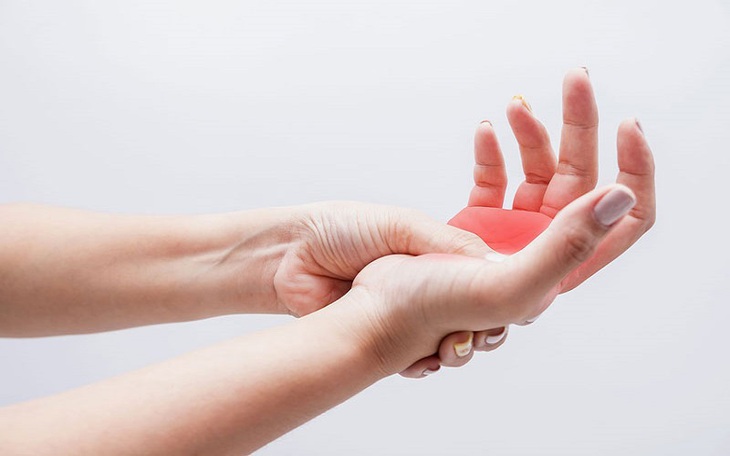Tê tay phải làm gì để giảm triệu chứng?- Ảnh 1.
