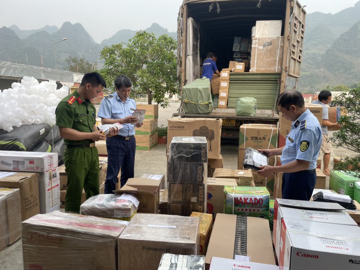 Vận chuyển hơn 2 tạ thịt lợn đang trong quá trình phân huỷ, bốc mùi hôi thối đi tiêu thụ - Ảnh 3. Vận chuyển hơn 2 tạ thịt lợn đang trong quá trình phân huỷ, bốc mùi hôi thối đi tiêu thụ - Ảnh 3.