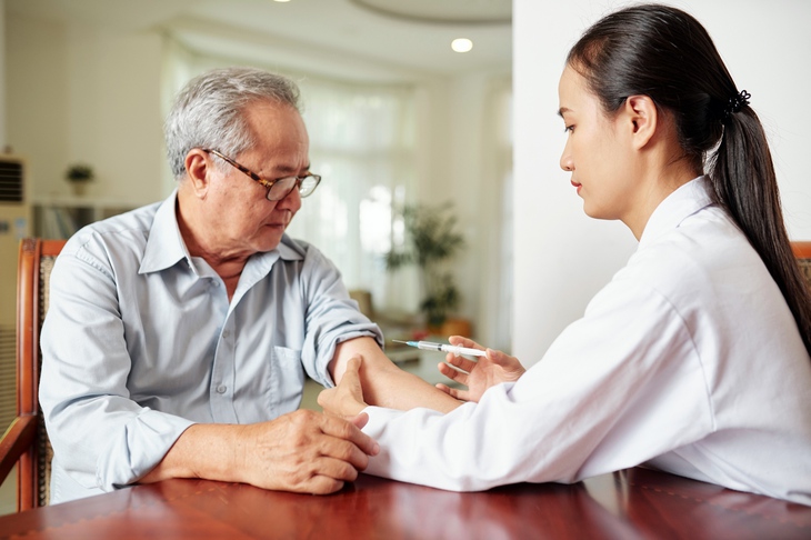 Bệnh cúm với vai trò gây bệnh và ảnh hưởng trực tiếp đến hệ hô hấp là nguyên nhân làm bùng phát các đợt viêm phổi, viêm phế quản cấp ở người cao tuổi. Ảnh minh họa