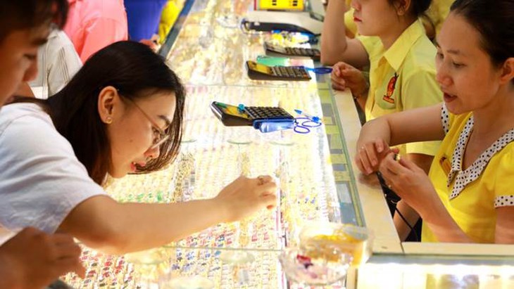 Giá vàng hôm nay (ngày 20/4): Đồng loạt giảm - Ảnh 1.