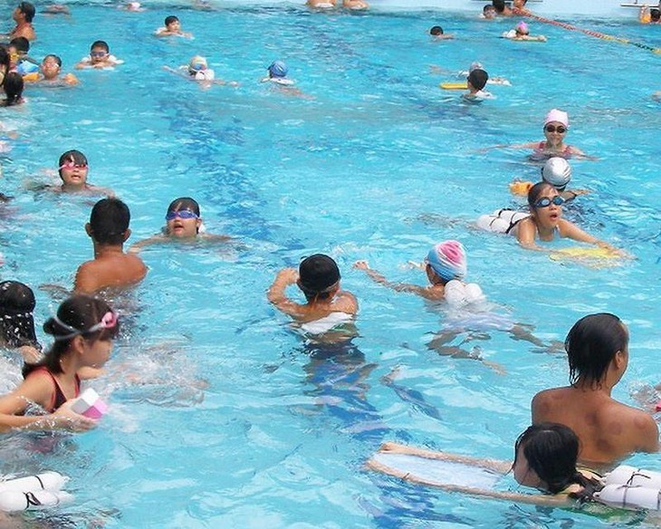 Tăng nguy cơ lây nhiễm bệnh tại các bể bơi công cộng vào mùa hè - Ảnh 1. Tăng nguy cơ lây nhiễm bệnh tại các bể bơi công cộng vào mùa hè - Ảnh 1.