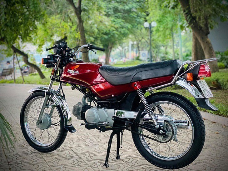 Xe máy "huyền thoại" từng khiến dân Việt mê mẩn: Kỳ lạ dòng xe "vang bóng 1 thời" gần 30 năm vẫn có giá 400 triệu đồng - Ảnh 2. Xe máy "huyền thoại" từng khiến dân Việt mê mẩn: Kỳ lạ dòng xe "vang bóng 1 thời" gần 30 năm vẫn có giá 400 triệu đồng - Ảnh 2.