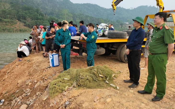 Tìm thấy 1 nạn nhân vụ lật thuyền chở nhiều người trên sông Lô