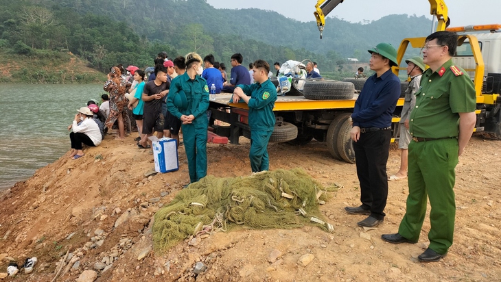 Tìm thấy 1 nạn nhân vụ lật thuyền chở nhiều người trên sông Lô - Ảnh 3. Tìm thấy 1 nạn nhân vụ lật thuyền chở nhiều người trên sông Lô - Ảnh 3.