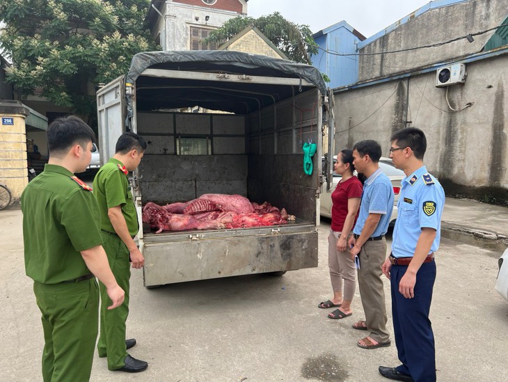 Vận chuyển hơn 2 tạ thịt lợn đang trong quá trình phân huỷ, bốc mùi hôi thối đi tiêu thụ - Ảnh 2. Vận chuyển hơn 2 tạ thịt lợn đang trong quá trình phân huỷ, bốc mùi hôi thối đi tiêu thụ - Ảnh 2.