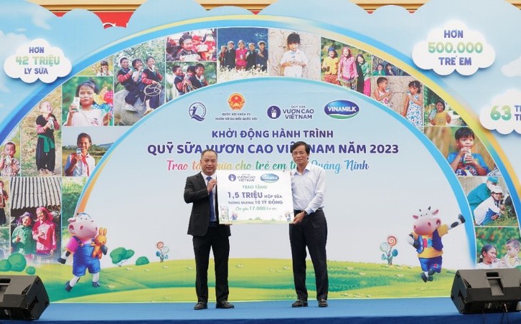 Vinamilk & Quỹ sữa vươn cao Việt Nam khởi động Hành trình năm thứ 16 tại Quảng Ninh - Ảnh 1.