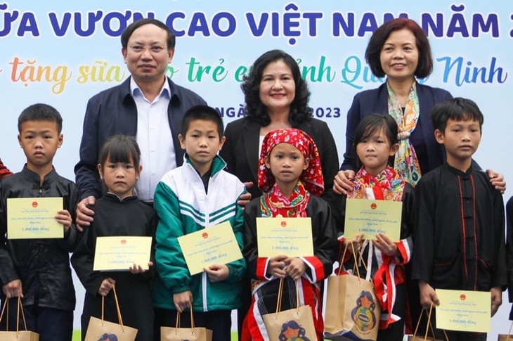 Vinamilk & Quỹ sữa vươn cao Việt Nam khởi động Hành trình năm thứ 16 tại Quảng Ninh - Ảnh 3.