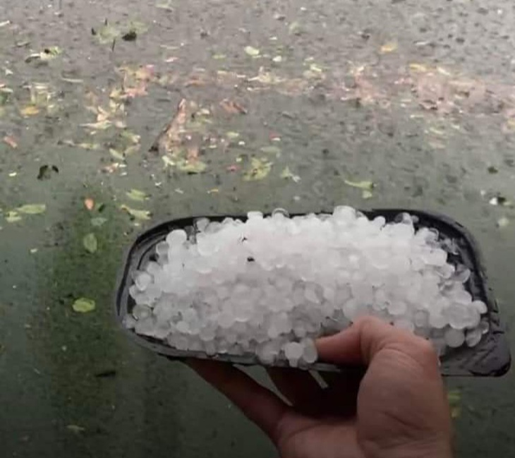 Dông lốc kèm theo mưa đá, 1 cháu bé thị thương, nhiều nhà tốc mái - Ảnh 1.