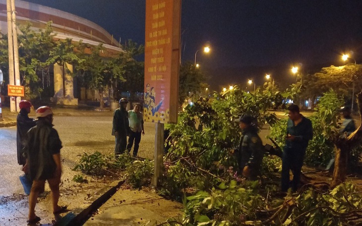 Dông lốc kèm theo mưa đá, 1 cháu bé bị thương, nhiều nhà tốc mái