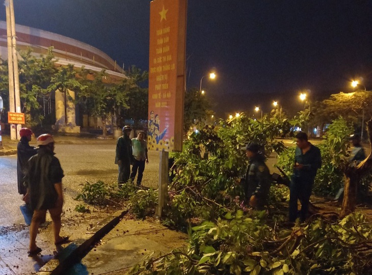 Dông lốc kèm theo mưa đá, 1 cháu bé thị thương, nhiều nhà tốc mái - Ảnh 4.