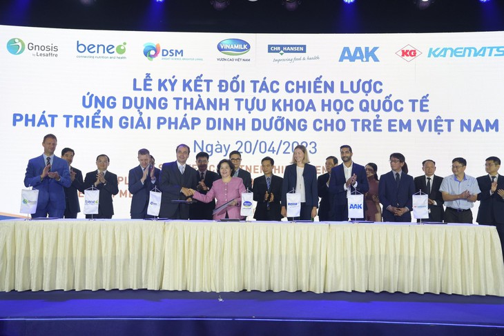 Vinamilk hợp tác với 6 tập đoàn dinh dưỡng hàng đầu thế giới tiến gần tới chuẩn vàng sữa mẹ - Ảnh 2.