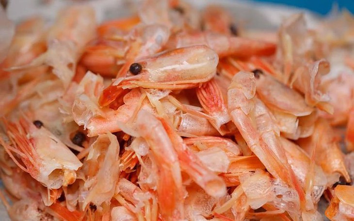 Đốt vỏ tôm uống chữa dị ứng, cô gái rơi vào nguy kịch