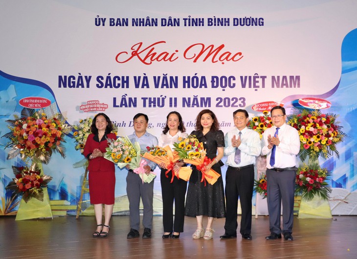 Lãnh đạo tỉnh tặng hoa tri ân các đơn vị tham gia triển lãm ngày sách