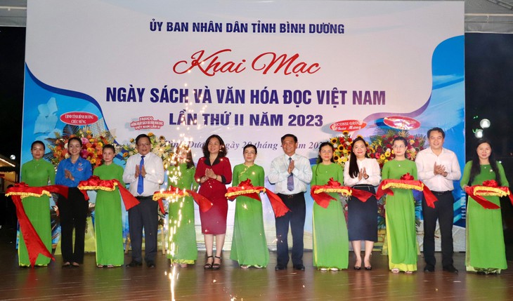 Đông đảo bạn đọc tham quan triển lãm Tuần lễ Sách tại Chợ đêm và Phố đi bộ Bạch Đằng - Ảnh 1.