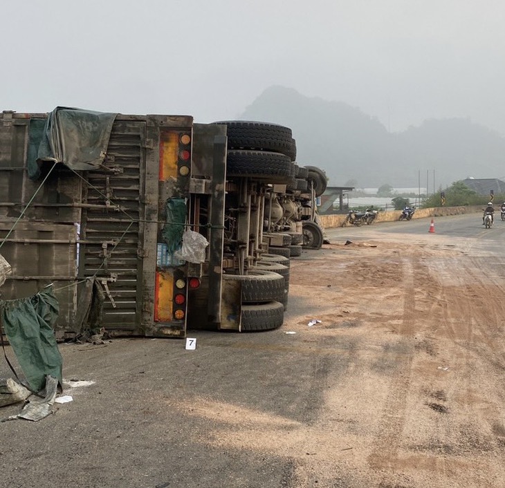 Xe đầu kéo lật nghiêng trên Quốc lộ 6 khiến 1 người tử vong - Ảnh 1. Xe đầu kéo lật nghiêng trên Quốc lộ 6 khiến 1 người tử vong - Ảnh 1.