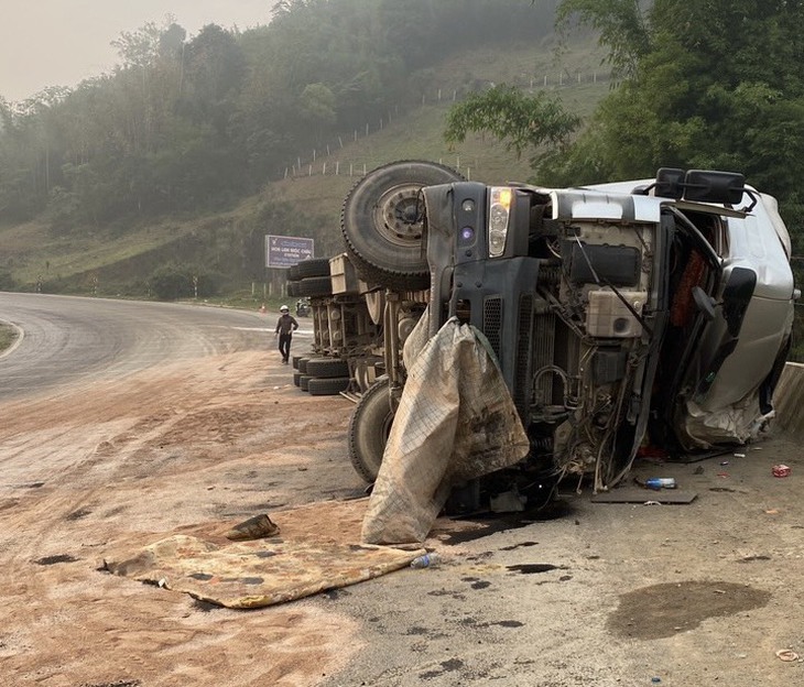 Xe đầu kéo lật nghiêng trên Quốc lộ 6 khiến 1 người tử vong - Ảnh 5. Xe đầu kéo lật nghiêng trên Quốc lộ 6 khiến 1 người tử vong - Ảnh 5.